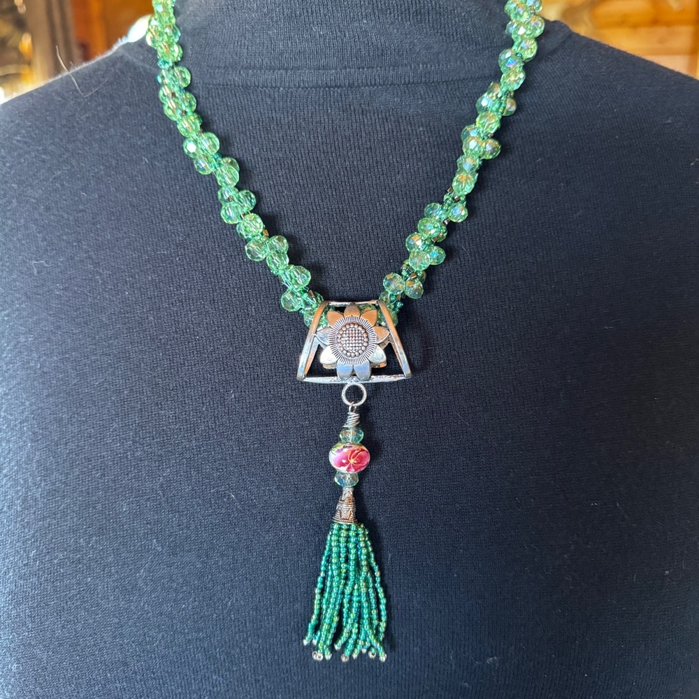 HANDCRAFTED Elegant Green Beaded Necklace